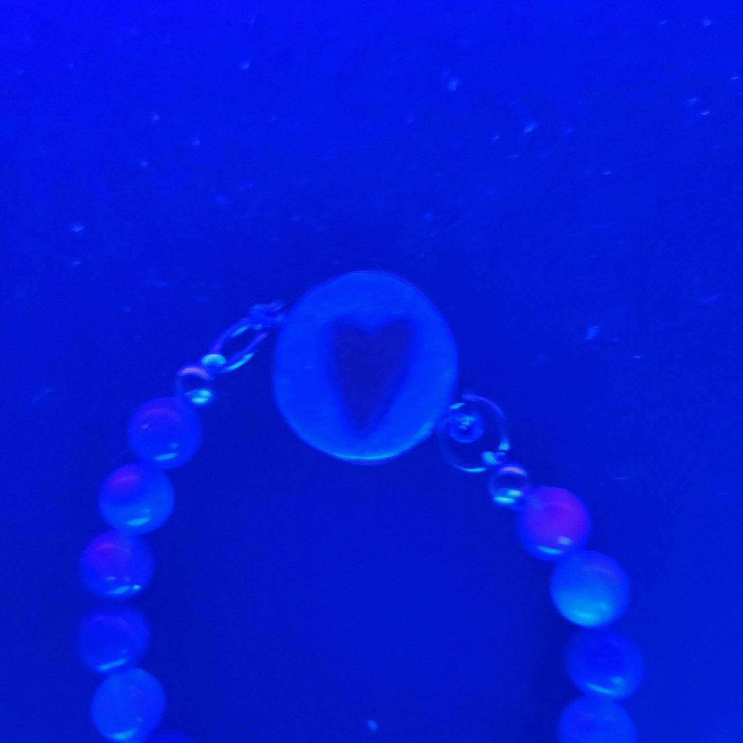Love heart bracelet with charm M*Glows in blacklight/UV*