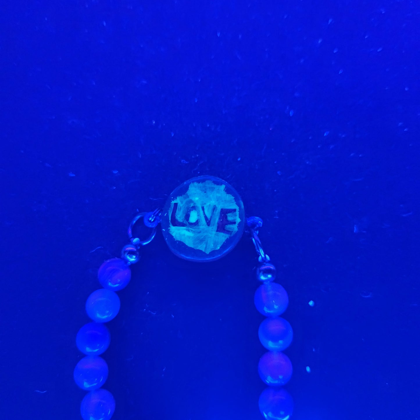 Love heart bracelet with charm M*Glows in blacklight/UV*