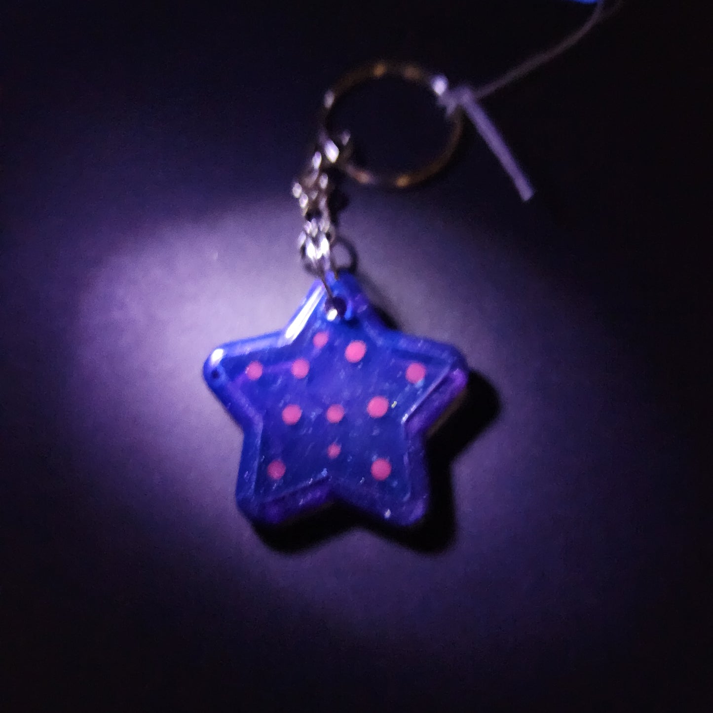 Purple star key-chain *Glows in blacklight/UV*