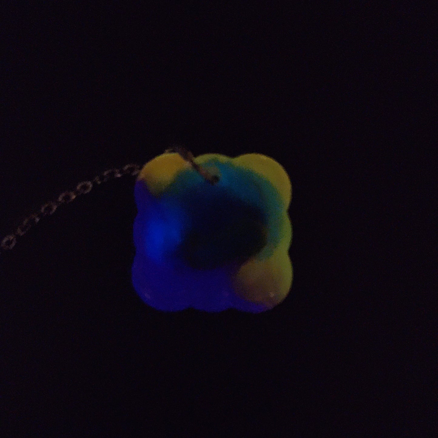 Multicoloured key-chain *Glows in blacklight/UV & Glow-in-the-dark*