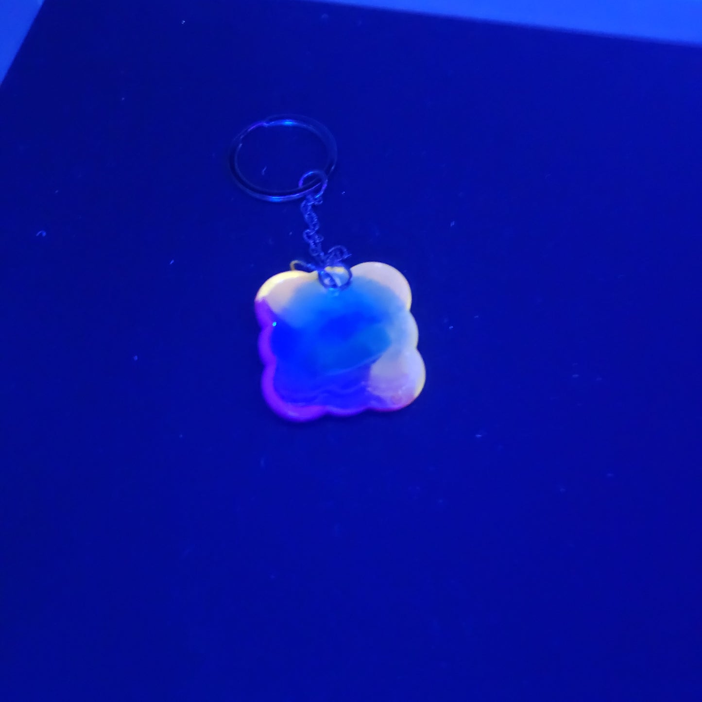 Multicoloured key-chain *Glows in blacklight/UV & Glow-in-the-dark*