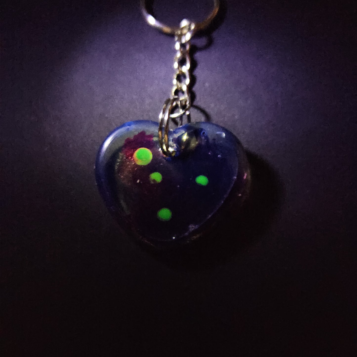 Green dot heart key-chain *Glows in blacklight/UV*