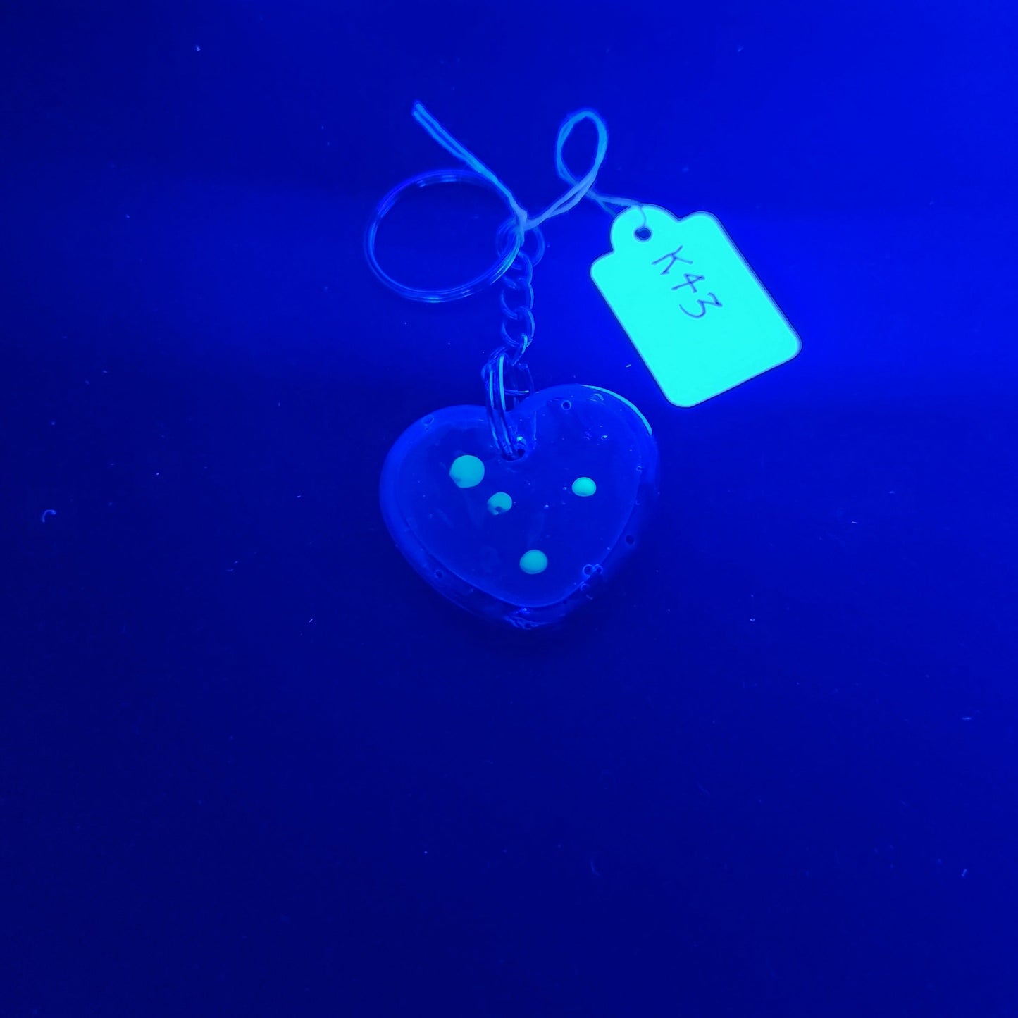 Green dot heart key-chain *Glows in blacklight/UV*